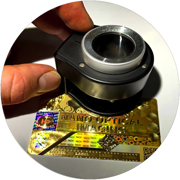 In our holograms, we work with microstructures in the nano range and integrate a wide variety of security features or hidden elements.